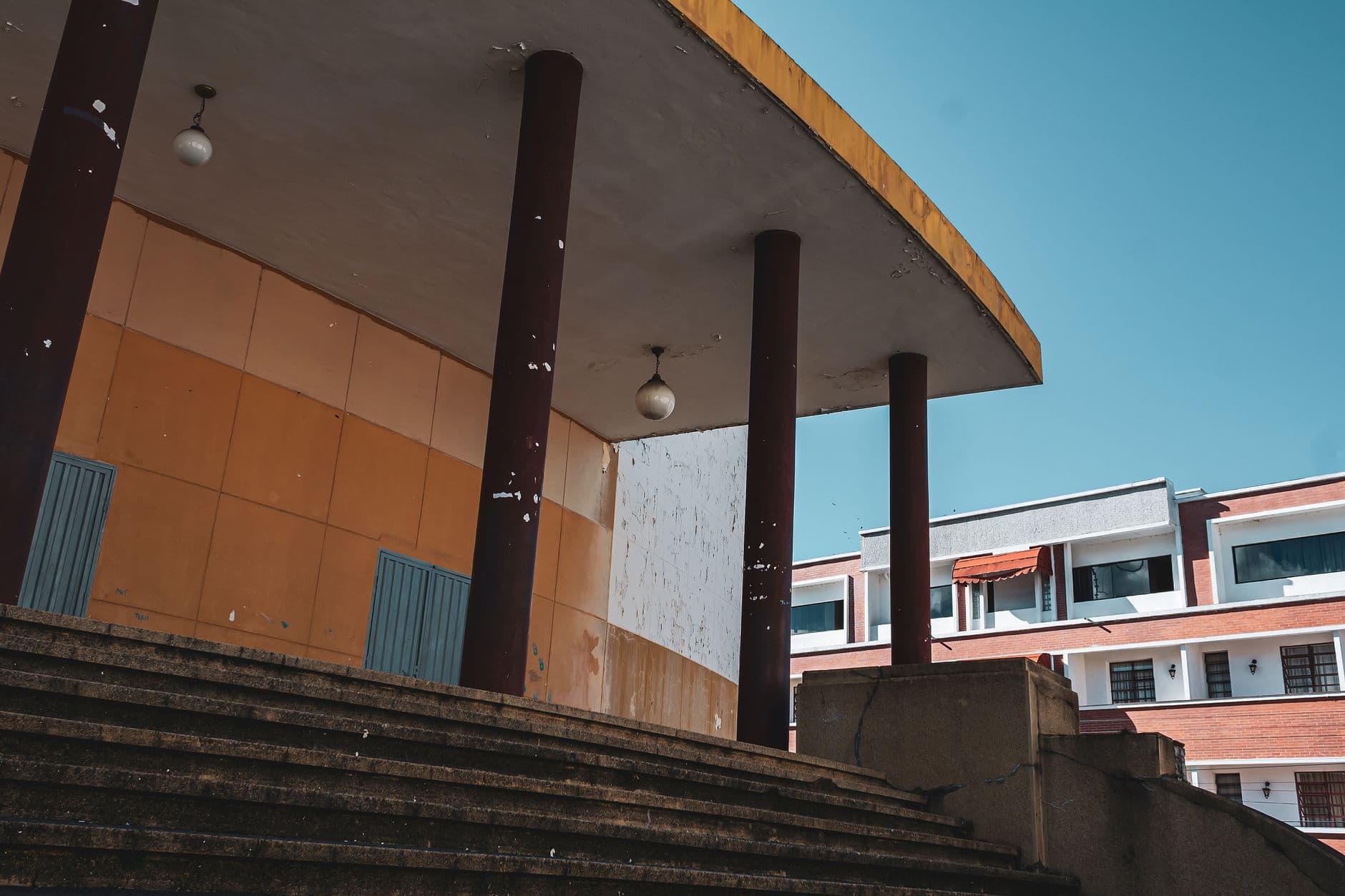 Urban modernist architecture featuring pillars and steps in Mérida, Venezuela.